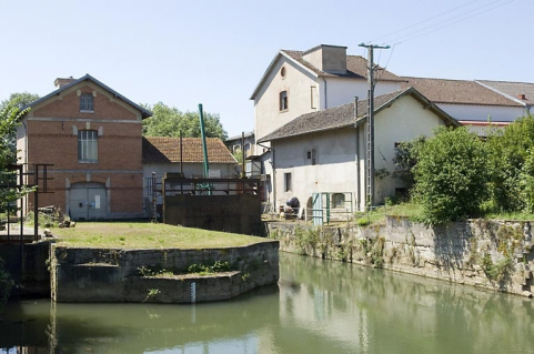Bâtiment d'eau et atelier de fabrication depuis l'amont du canal. © Région Bourgogne-Franche-Comté, Inventaire du patrimoine