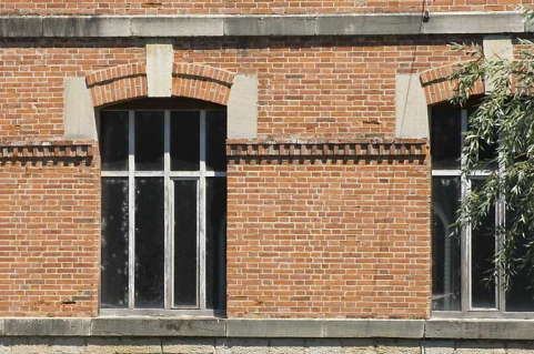 Fenêtres de la façade sud du bâtiment d'eau. © Région Bourgogne-Franche-Comté, Inventaire du patrimoine