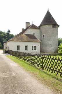 Vue rapprochée depuis le chemin d'accès en 2008. © Région Bourgogne-Franche-Comté, Inventaire du patrimoine