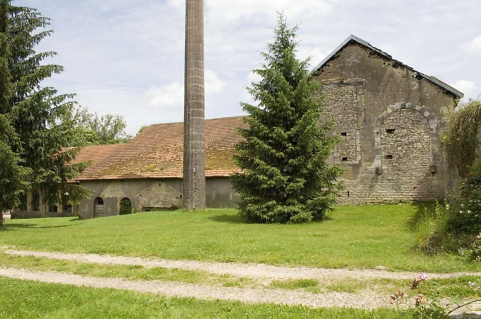 Atelier de fonderie et mur-pignon du haut fourneau. © Région Bourgogne-Franche-Comté, Inventaire du patrimoine Atelier de fonderie et mur-pignon du haut fourneau. © Région Bourgogne-Franche-Comté, Inventaire du patrimoine