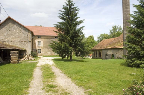 Vue d'ensemble depuis l'entrée. © Région Bourgogne-Franche-Comté, Inventaire du patrimoine Vue d'ensemble depuis l'entrée. © Région Bourgogne-Franche-Comté, Inventaire du patrimoine