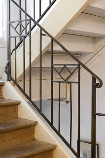 Intérieur : détail de la rampe d'appui de l'escalier menant aux étages de l'aile en retour (1933). © Région Bourgogne-Franche-Comté, Inventaire du patrimoine