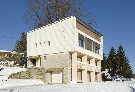 Vue de trois quarts depuis la cour. © Région Bourgogne-Franche-Comté, Inventaire du patrimoine