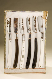 Présentoir de rasoirs droits à main ou "coupe-choux" (musée de Jougne). © Région Bourgogne-Franche-Comté, Inventaire du patrimoine