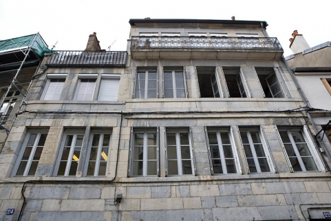 Détail des derniers étages de la façade principale, de face. © Région Bourgogne-Franche-Comté, Inventaire du Patrimoine