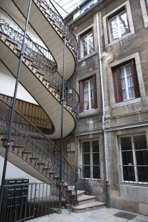 Détail de l'escalier à cage ouverte et de la façade antérieure du premier logis secondaire. © Région Bourgogne-Franche-Comté, Inventaire du Patrimoine