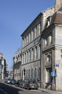 Vue d'ensemble de la façade antérieure dans l'alignement de la rue. © Région Bourgogne-Franche-Comté, Inventaire du Patrimoine
