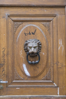 Vantail droit du portail d'entrée : détail du panneau central. © Région Bourgogne-Franche-Comté, Inventaire du Patrimoine