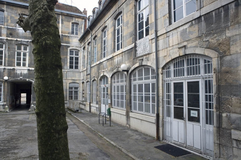 Vue d'ensemble de l'aile gauche depuis le fond de la cour. © Région Bourgogne-Franche-Comté, Inventaire du Patrimoine