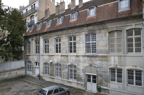 Vue d'ensemble de l'aile droite depuis l'entrée de la cour. © Région Bourgogne-Franche-Comté, Inventaire du Patrimoine