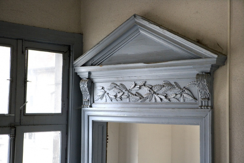 Détail d'un dessus de porte du premier étage. © Région Bourgogne-Franche-Comté, Inventaire du Patrimoine