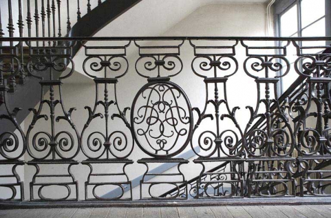 Détail des motifs en fer forgé de la rampe d'escalier. © Région Bourgogne-Franche-Comté, Inventaire du Patrimoine