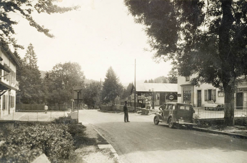 Café du Vallon. E. Maeder- Chocolats et Tabacs- Vallorbe- Frontière [Vue générale en direction de la douane suisse] © Région Bourgogne-Franche-Comté, Inventaire du patrimoine