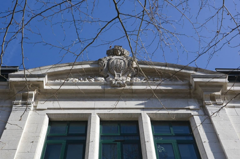 Vue d'ensemble du fronton, de face. © Région Bourgogne-Franche-Comté, Inventaire du Patrimoine Vue d'ensemble du fronton, de face. © Région Bourgogne-Franche-Comté, Inventaire du Patrimoine