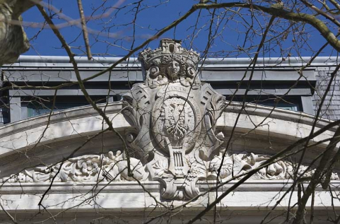 Détail des sculptures du fronton, de face. © Région Bourgogne-Franche-Comté, Inventaire du Patrimoine Détail des sculptures du fronton, de face. © Région Bourgogne-Franche-Comté, Inventaire du Patrimoine