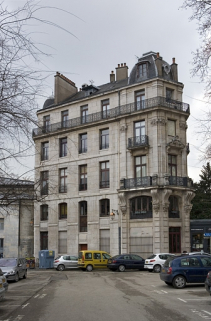Vue d'ensemble de la façade sur la place du Théâtre, de trois quarts droit. © Région Bourgogne-Franche-Comté, Inventaire du Patrimoine