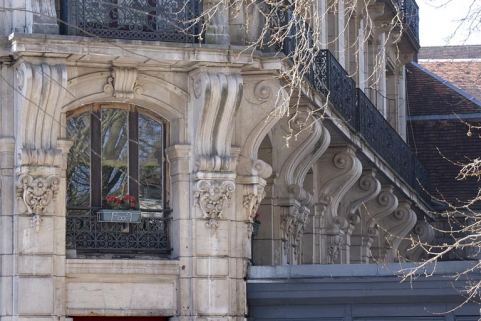 Détail des consoles soutenant le balcon filant. © Région Bourgogne-Franche-Comté, Inventaire du Patrimoine