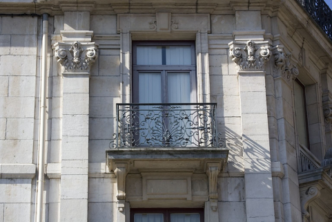 Détail d'un balcon ponctuel entre deux pilastres. © Région Bourgogne-Franche-Comté, Inventaire du Patrimoine