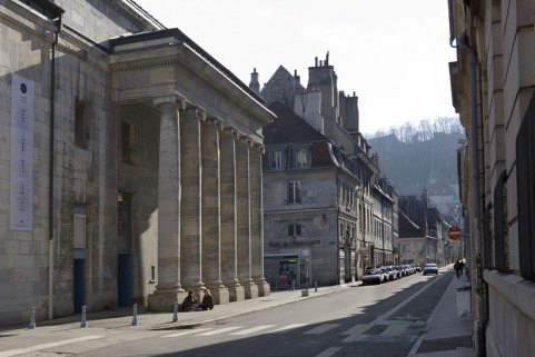 Vue éloignée avec la colonnade du théâtre. © Région Bourgogne-Franche-Comté, Inventaire du Patrimoine