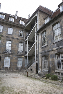 Vue d'ensemble de l'escalier à cage ouverte de trois quart droit. © Région Bourgogne-Franche-Comté, Inventaire du Patrimoine