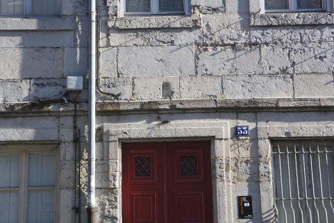 Détail de la niche au-dessus de la porte d'entrée. © Région Bourgogne-Franche-Comté, Inventaire du Patrimoine
