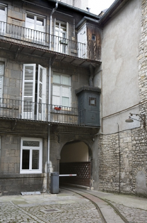 Façade postérieure du logis sur rue : détail des anciennes latrines au-dessus du portail d'entrée. © Région Bourgogne-Franche-Comté, Inventaire du Patrimoine