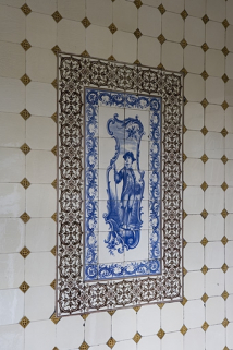 Détail d'un décor en faïence de la cage de l'escalier : personnage masculin. © Région Bourgogne-Franche-Comté, Inventaire du Patrimoine