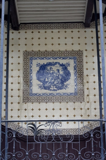 Détail d'un décor en faïence de la cage de l'escalier : deux personnages féminins. © Région Bourgogne-Franche-Comté, Inventaire du Patrimoine