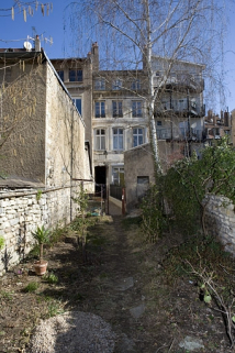 Vue de la façade postérieure du logis secondaire depuis le fond de la parcelle. © Région Bourgogne-Franche-Comté, Inventaire du Patrimoine