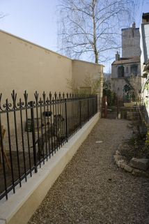 Vue de la fabrique de jardin au fond de la parcelle avec, à gauche, l'emplacement de l'ancien bûcher. © Région Bourgogne-Franche-Comté, Inventaire du Patrimoine