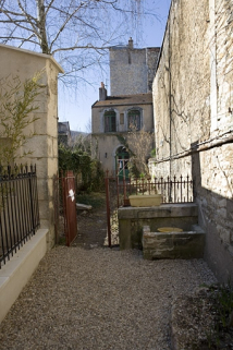 Vue de la fabrique de jardin au fond de la parcelle depuis la deuxième cour. © Région Bourgogne-Franche-Comté, Inventaire du Patrimoine