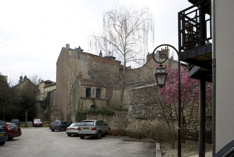 Vue d'ensemble de la fabrique de jardin depuis la parcelle voisine. © Région Bourgogne-Franche-Comté, Inventaire du Patrimoine