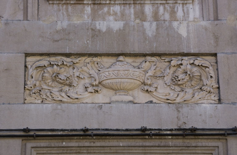 Détail du décor d'une table rentrante entre le premier et le deuxième étage : urne encadrée de feuillages : vue rapprochée. © Région Bourgogne-Franche-Comté, Inventaire du Patrimoine