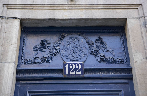 Couloir d'entrée : détail du décor au-dessus de la porte, avec le monogramme de Claude-Joseph-Alexandre Bertrand. © Région Bourgogne-Franche-Comté, Inventaire du Patrimoine