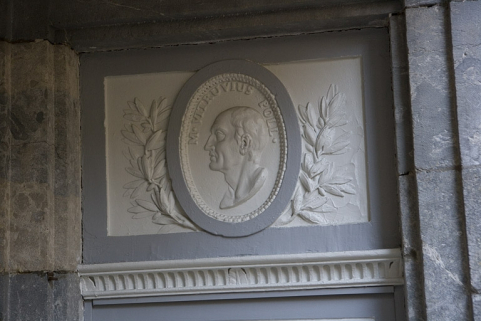 Détail d'un portrait en médaillon représentant Vitruve au-dessus d'une porte du premier étage. © Région Bourgogne-Franche-Comté, Inventaire du Patrimoine