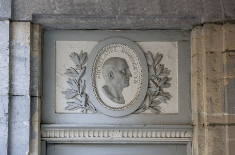 Détail d'un portrait en médaillon représentant Michel-Ange au-dessus d'une porte du premier étage. © Région Bourgogne-Franche-Comté, Inventaire du Patrimoine