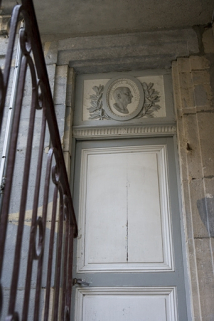 Vue d'ensemble de la porte du premier étage avec le portrait en médaillon de Michel-Ange. © Région Bourgogne-Franche-Comté, Inventaire du Patrimoine