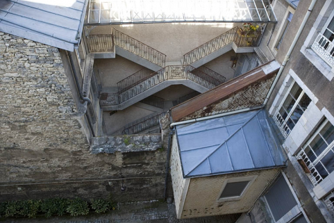 Vue d'ensemble de l'escalier à cage ouverte depuis la parcelle voisine. © Région Bourgogne-Franche-Comté, Inventaire du Patrimoine