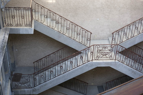 Détail de la rampe en fer forgé de l'escalier à cage ouverte, depuis la parcelle voisine. © Région Bourgogne-Franche-Comté, Inventaire du Patrimoine