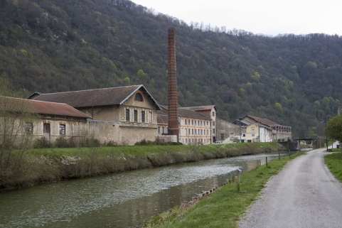 Vue de trois quarts gauche de la papeterie, depuis le chemin de halage. © Région Bourgogne-Franche-Comté, Inventaire du patrimoine