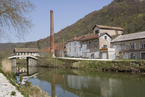 Vue de trois quarts droite de la papeterie, depuis le chemin de halage. © Région Bourgogne-Franche-Comté, Inventaire du patrimoine