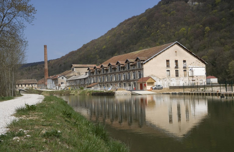 Vue de trois quarts droite des ateliers de fabrication (machine à papier et façonnage). © Région Bourgogne-Franche-Comté, Inventaire du patrimoine