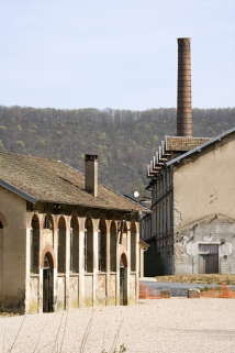 Façade de l'atelier de réparation et cheminée, depuis l'aire des déchets. © Région Bourgogne-Franche-Comté, Inventaire du patrimoine