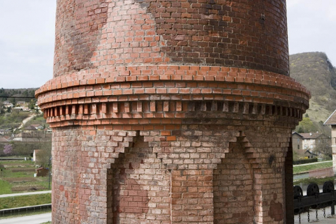 La cheminée. Détail des redents. © Région Bourgogne-Franche-Comté, Inventaire du patrimoine