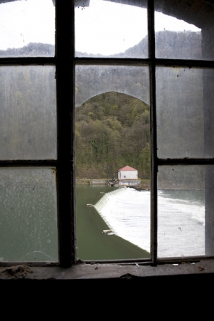Vue du barrage depuis la rive droite. © Région Bourgogne-Franche-Comté, Inventaire du patrimoine