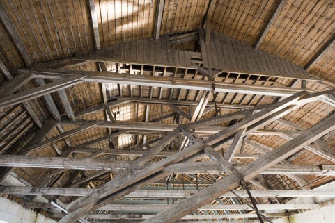 Atelier de préparation de la pâte. Eléments de la charpente (ferme effondrée au premier plan). © Région Bourgogne-Franche-Comté, Inventaire du patrimoine