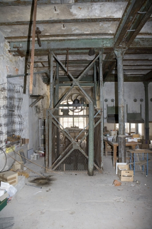 Atelier de préparation de la pâte. Monte-charge à vis, au premier étage. © Région Bourgogne-Franche-Comté, Inventaire du patrimoine