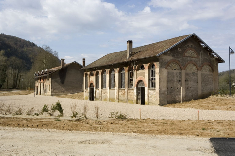 Vue de trois quarts droite de l'atelier de réparation et de l'écurie. © Région Bourgogne-Franche-Comté, Inventaire du patrimoine