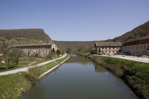Logement d'ouvriers (10 à 16 rue des Ecoles), canal et usine de papeterie. © Région Bourgogne-Franche-Comté, Inventaire du patrimoine