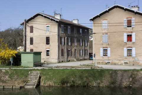 Cité ouvrière (rue des Ecoles). Vue de trois quarts. © Région Bourgogne-Franche-Comté, Inventaire du patrimoine